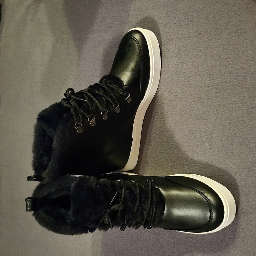 💙NWOB FUR LINED SNEAKERS